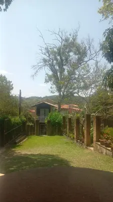 Um jardim no exterior de Pousada Rota Do Beija Flor PACOTI-CE