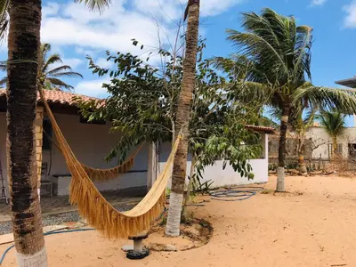 Um jardim no exterior de Hostel Jericoacoariano