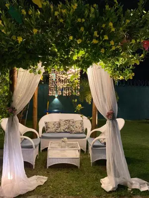 Um jardim no exterior de Bangalôs Flecheiras de Canaã
