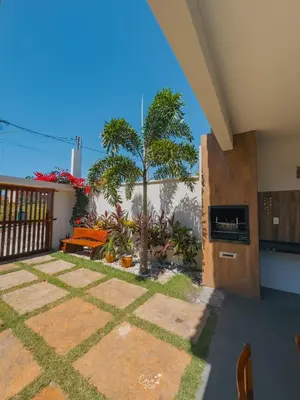 Um jardim no exterior de Casa Zoe Icaraizinho