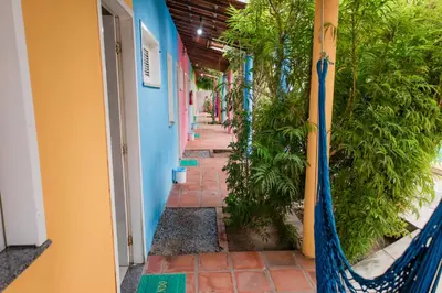 Um jardim no exterior de Pousada Gincoara