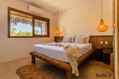 Uma cama ou camas num quarto em Villa Aura, piscina privativa e rooftop com vista excepcional pro mar, 150m do mar e do Rancho do Kite, Praia do Prea