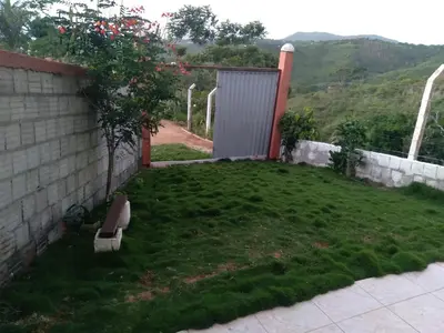 Um jardim no exterior de Chalé Sitio Miranda Sra Solange