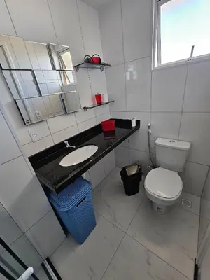 Uma casa de banho em Apart vista para o mar da Praia de Iracema
