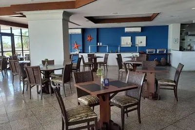 Um restaurante ou outro lugar para comer em Belíssima vista mar apto 503 e suíte 513