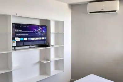 Uma televisão e/ou sistema de entretenimento em Belíssima vista mar apto 503 e suíte 513