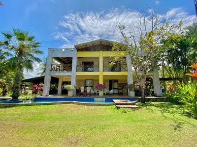 Um jardim no exterior de Villa Equestre: Casa de Temporada Completa em Aquiraz | Be My Guest