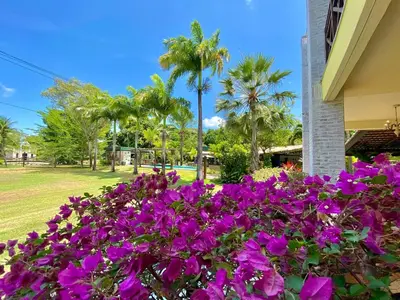 Um jardim no exterior de Villa Equestre: Casa de Temporada Completa em Aquiraz | Be My Guest