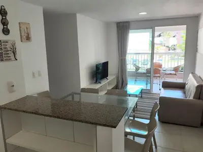Uma televisão e/ou sistema de entretenimento em Apartamento Porto Beach Residence
