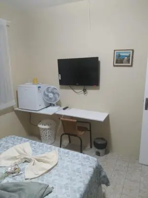 Uma televisão e/ou sistema de entretenimento em Pousada Suítes Meireles