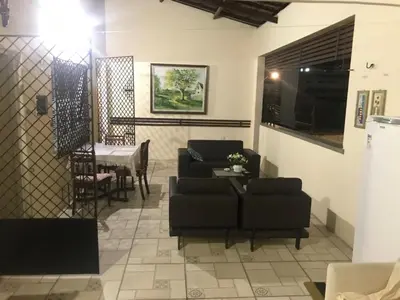 Uma área de estar em Pousada Suítes Meireles
