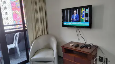Uma televisão e/ou sistema de entretenimento em Saint Martin 1105 LC FLATS Meireles