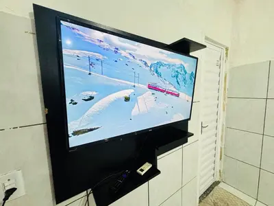 Uma televisão e/ou sistema de entretenimento em Ap no Derby com Garagem