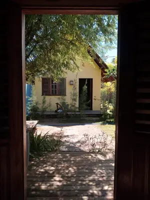 Um jardim no exterior de Chales Da Mata