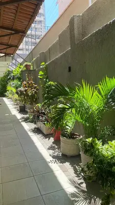 Um jardim no exterior de Ocean Praia Hotel