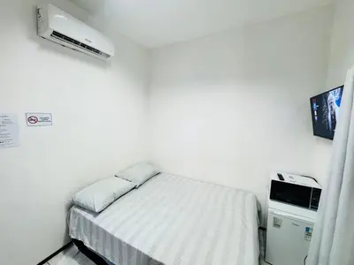 Uma televisão e/ou sistema de entretenimento em Mini Ap no derby com Garagem