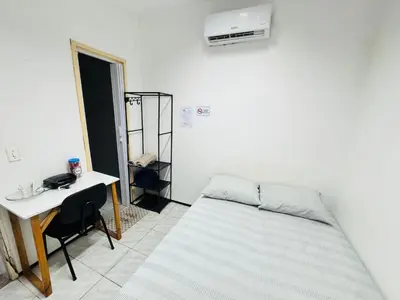 Uma cama ou camas num quarto em Mini Ap no derby com Garagem