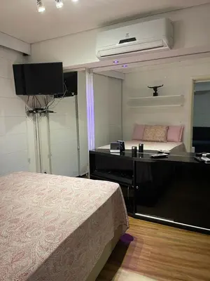 Uma televisão e/ou sistema de entretenimento em Flat Mar Vip