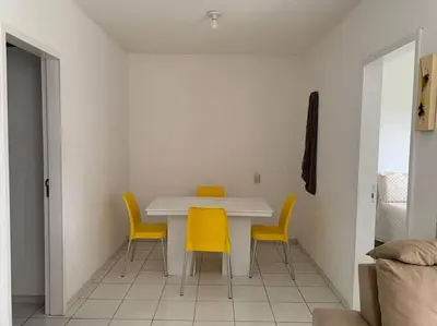 Uma área de estar em Apt no Icaraí mobiliado de frente para a praia.