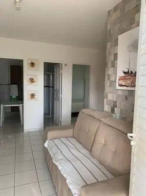 Uma área de estar em Apt no Icaraí mobiliado de frente para a praia.