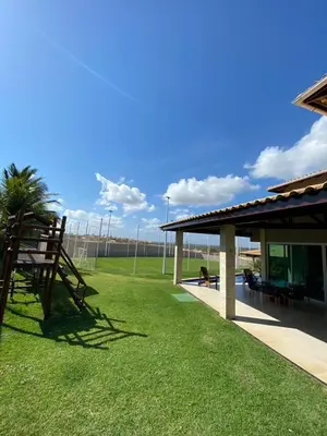 Um jardim no exterior de Casa a 5 min da praia do beach park