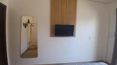 Uma televisão e/ou sistema de entretenimento em Pousada Solarium
