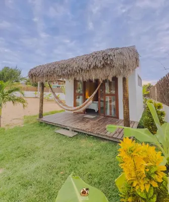 Um jardim no exterior de Moitas chalés