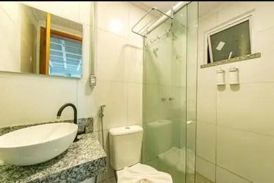 Uma casa de banho em Apartamento com garagem no Centro de Guaramiranga
