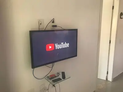 Uma televisão e/ou sistema de entretenimento em Chalé La Fazenda