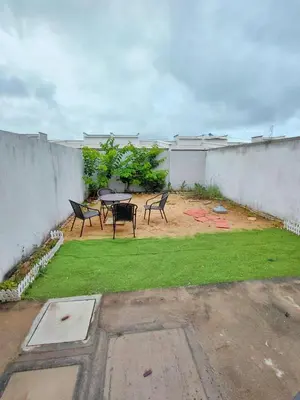 Um jardim no exterior de Refúgio tranquilo em bairro aconchegante