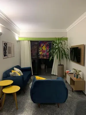 Uma área de estar em Espaçoso 2 rooms, ampla varanda perto do mar