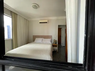 Uma cama ou camas num quarto em Espaçoso 2 rooms, ampla varanda perto do mar