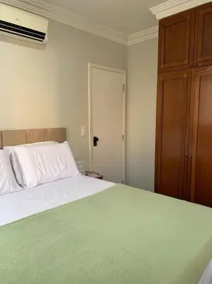 Uma cama ou camas num quarto em Espaçoso 2 rooms, ampla varanda perto do mar