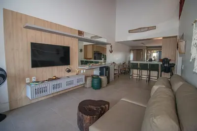 Uma televisão e/ou sistema de entretenimento em CASA ALTO PADRÃO BEIRA MAR AO LADO DO Zorah Beach Trairi - Flecheiras