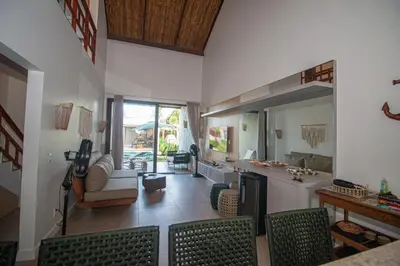 Uma área de estar em CASA ALTO PADRÃO BEIRA MAR AO LADO DO Zorah Beach Trairi - Flecheiras