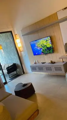 Uma televisão e/ou sistema de entretenimento em CASA ALTO PADRÃO BEIRA MAR AO LADO DO Zorah Beach Trairi - Flecheiras