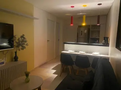 Uma televisão e/ou sistema de entretenimento em Meireles Compact Apartamento 500m da praia