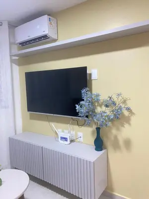 Uma televisão e/ou sistema de entretenimento em Meireles Compact Apartamento 500m da praia