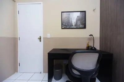 Uma televisão e/ou sistema de entretenimento em Apartamento Perto da BEIRA MAR.