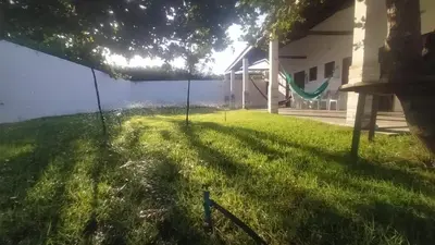 Um jardim no exterior de Casa Portal das Flecheiras