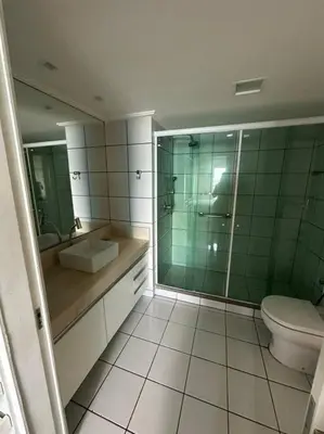 Uma casa de banho em Lindo Flat beira-mar
