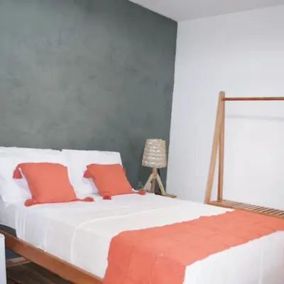 Uma cama ou camas num quarto em Hospedaria Villa Água de Côco Jericoacoara