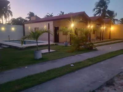 Um jardim no exterior de Chalé dos Coqueiros em Paracuru