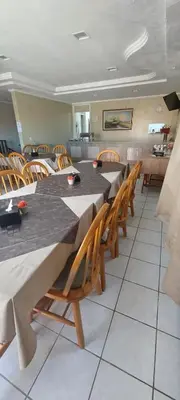 Um restaurante ou outro lugar para comer em Hotel Praia 2000