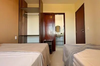 Uma cama ou camas num quarto em 2 suítes temporada - VENTILADO E NASCENTE, condomínio tranquilo com PISCINA, CHURRASQUEIRA E PLAYGROUND I Cozinha completa, estacionamento coberto, home office I Ideal para FAMÍLIAS E CASAIS I Prox do BEACH PARQUE e PRAIA - Porto das Dunas - CE