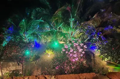 Um jardim no exterior de Apartamento FLOREAL icaraizinho 500 m da praia