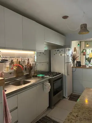 A cozinha ou kitchenette de Suítes privativas em residência com anfitriã - próximo à praia
