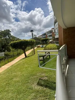 Um jardim no exterior de Apartamento Térreo no Catu Lake Resort Aquiraz