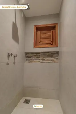 Uma casa de banho em Oca Carioca Fortim em Condomínio c/ Serviço