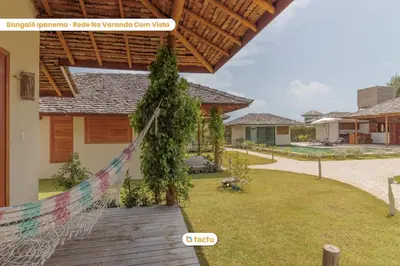 Um jardim no exterior de Oca Carioca Fortim em Condomínio c/ Serviço